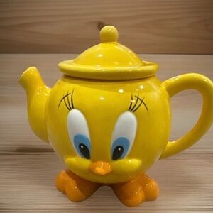 vintage collectible ceramic Warner Bros. Tweety Bird teapot.